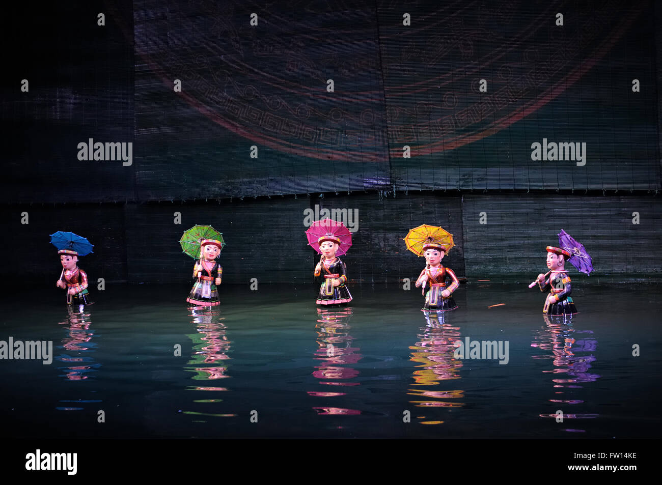 Pupazzi colorati durante un show di Thang Long acqua Puppet Theatre ad Hanoi, Vietnam Foto Stock