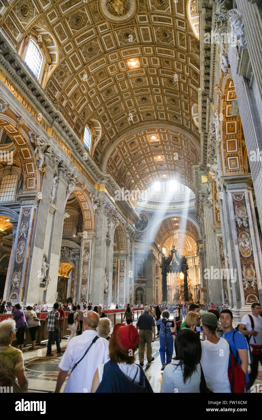 Le persone all'interno di San Pietro Foto Stock