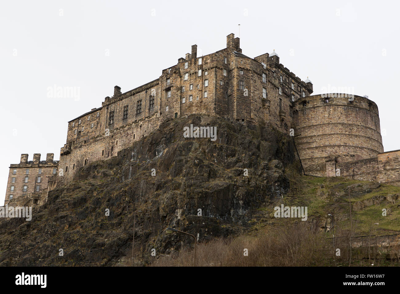 Il Castello di Edimburgo sulla roccia del Castello di Edimburgo, in Scozia. La Rocca si affaccia la capitale scozzese. Foto Stock
