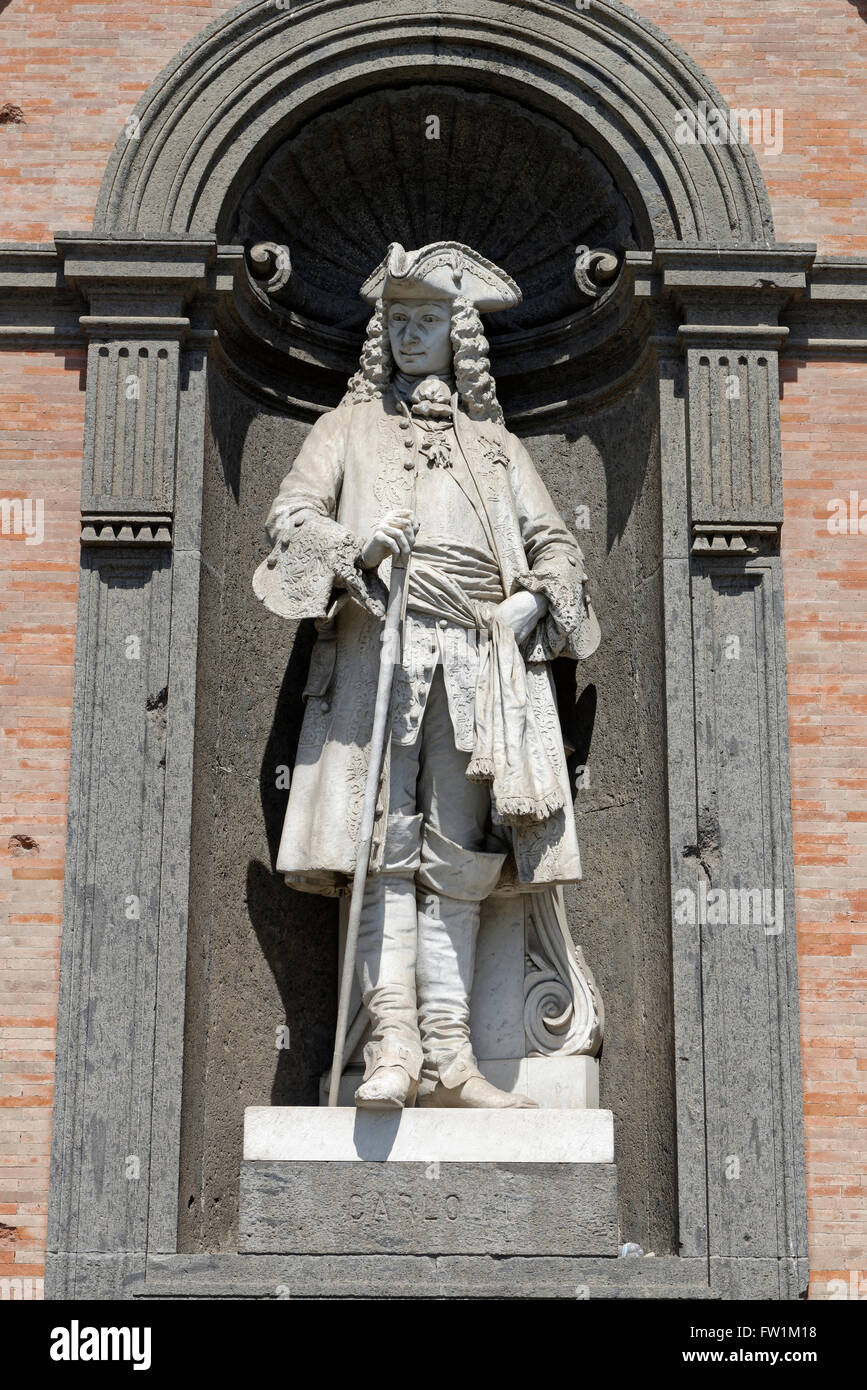Il re Carlo III di Spagna, Carlo VII di Napoli e di Sicilia, Carlo V. della Sicilia, statua sulla facciata del Palazzo Reale Foto Stock