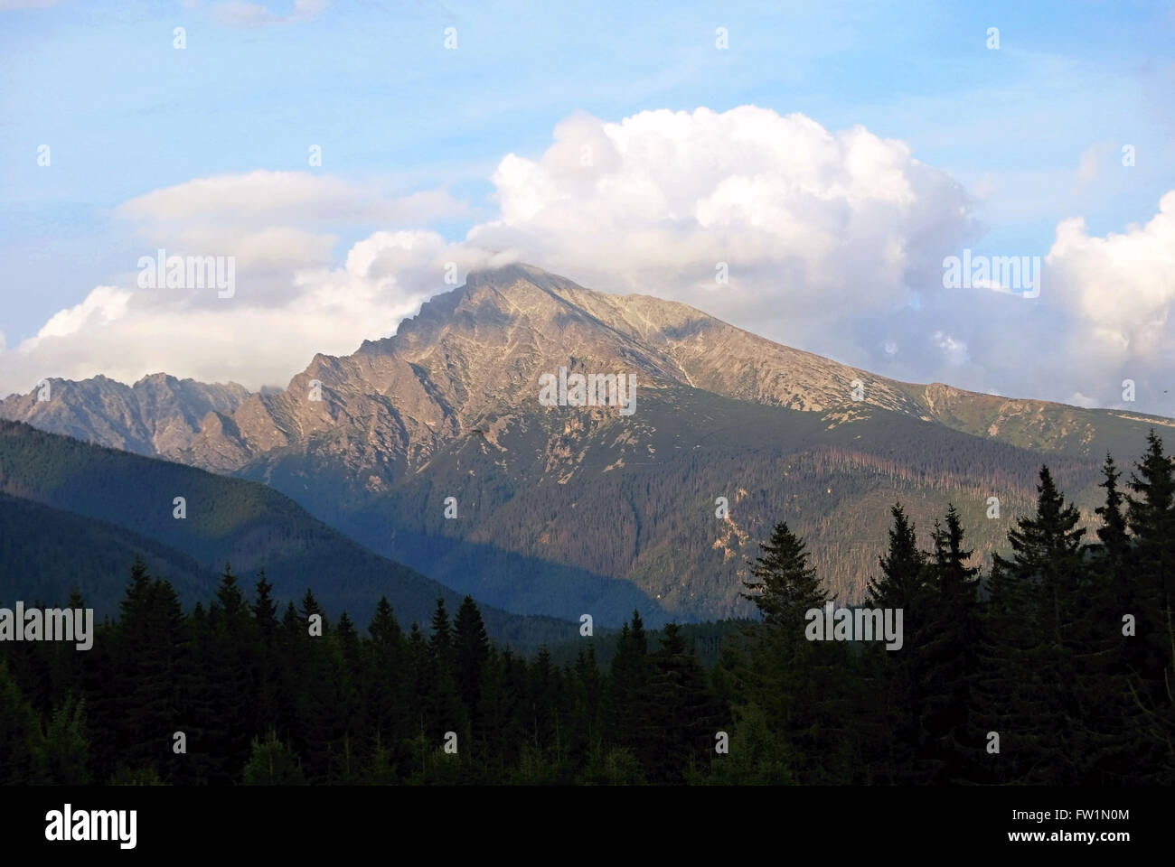 Serata nazionale slovacca hill picco Krivan da Podbanske in Alti Tatra con cielo blu e poche nuvole Foto Stock