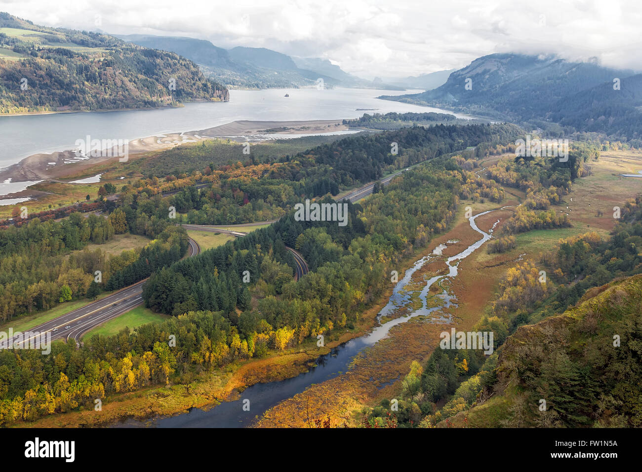 La Columbia River Gorge lungo la Interstate Freeway 84 in Oregon in caduta stagione Foto Stock