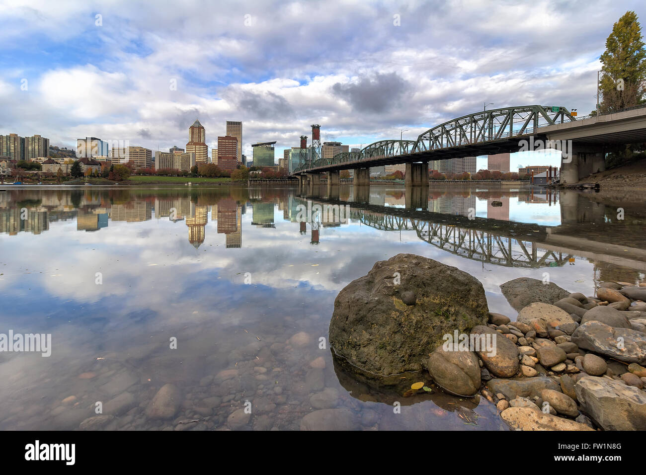 Città di Portland Oregon skyline da Hawthorne Bridge riflessa sul fiume Willamette Foto Stock