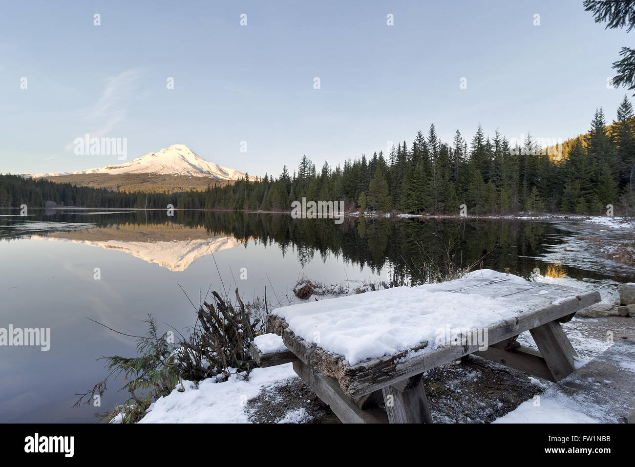 Monte Cofano Riflessione sul lago Trillium in Oregon durante il periodo invernale Foto Stock