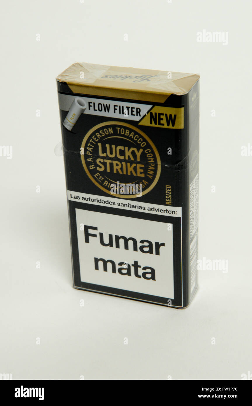 Lucky Strike Filtro flusso di pacchetti di sigarette tabacco Foto Stock