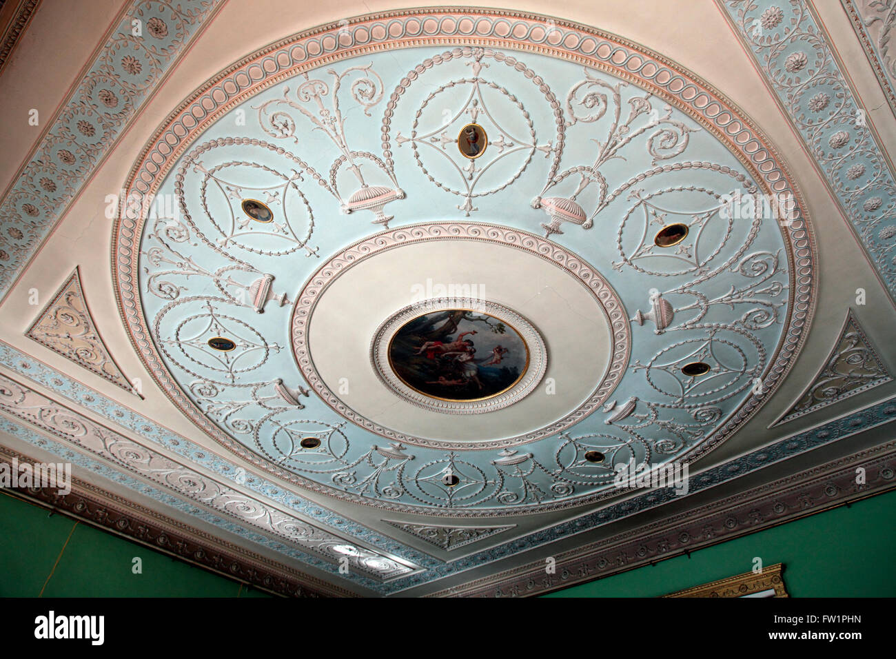 Un soffitto in Robert Adam solo interno irlandese, Headfort House, ora Headfort scuola. Foto Stock