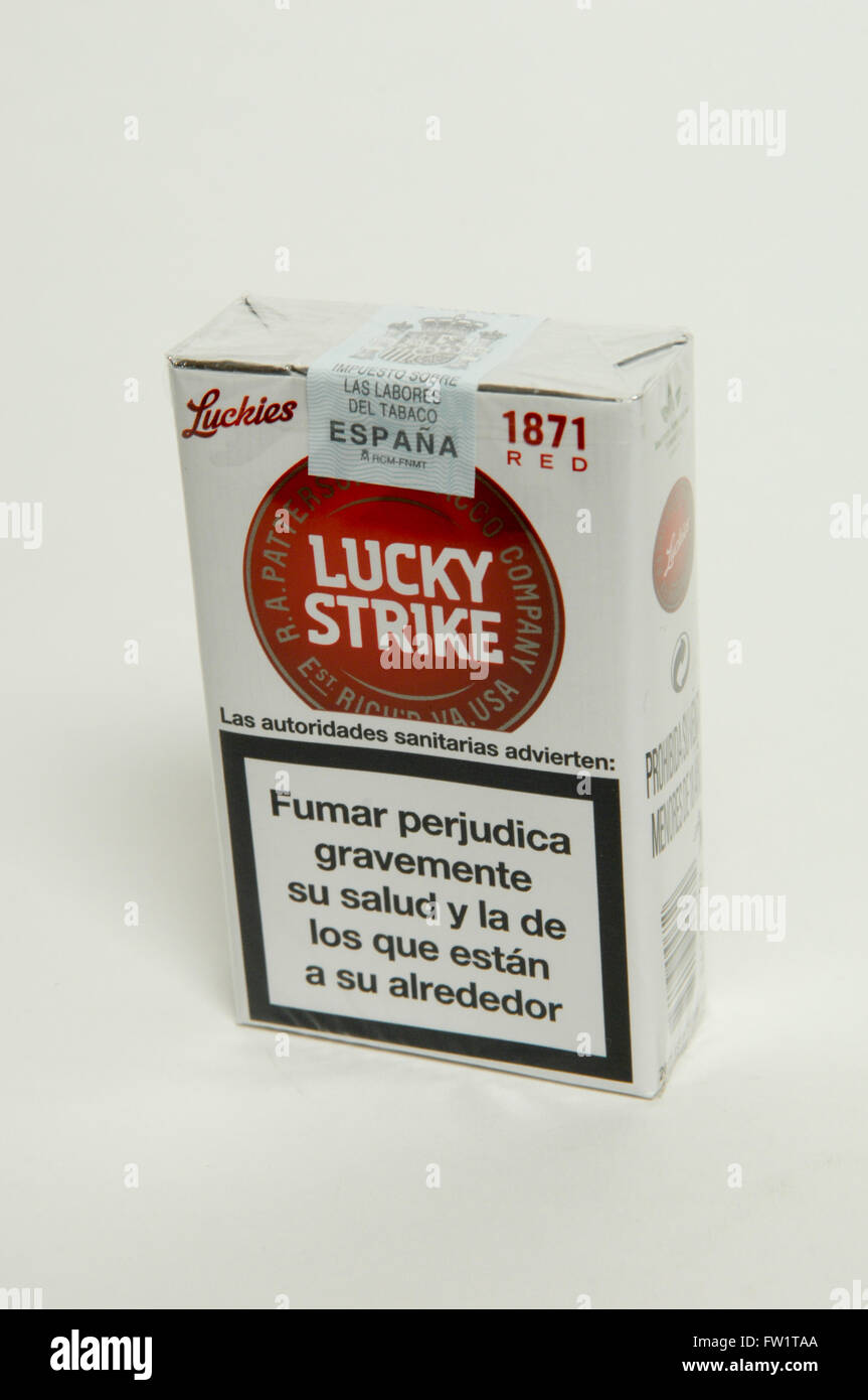 Lucky Strike rosso pacchetto di sigarette su sfondo bianco Foto stock -  Alamy