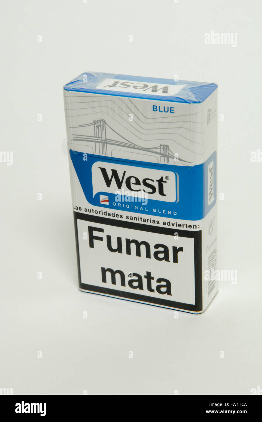 Le sigarette West Blue pacchetto su sfondo bianco Foto Stock