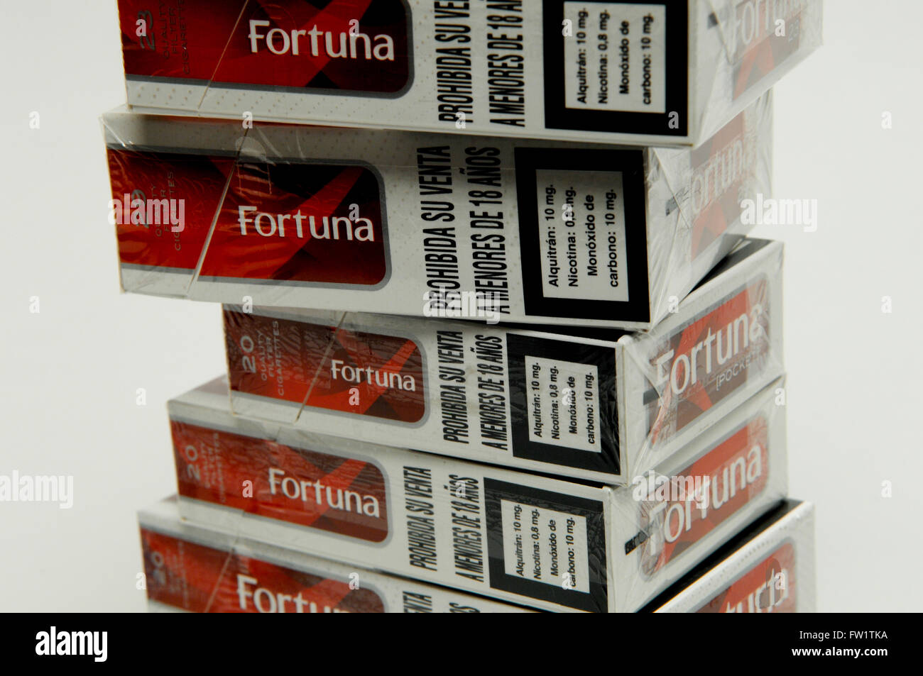 In prossimità di una selezione di sigarette Fortuna su sfondo bianco Foto Stock
