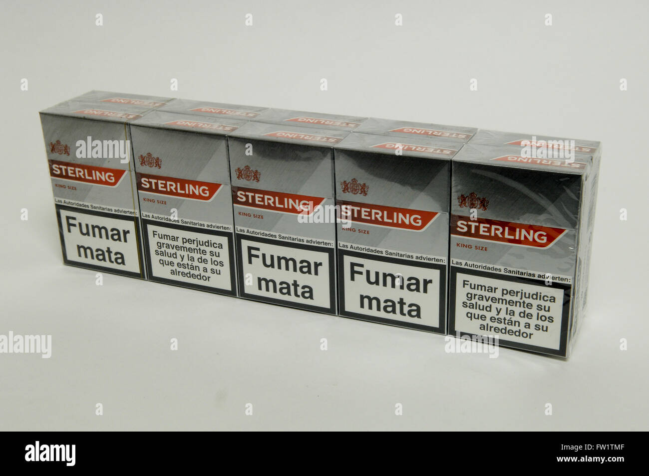 Scatola in cartone della sterlina sigarette su sfondo bianco Foto Stock