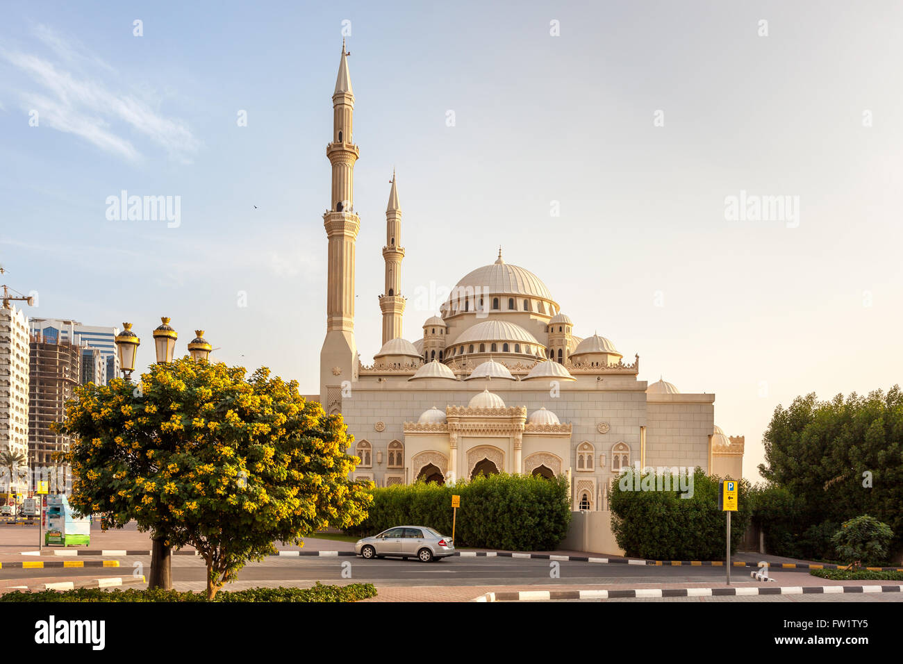 La facciata anteriore della bella moschea in Sharjah Emirati arabi uniti Foto Stock