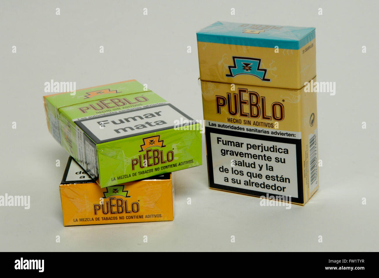 Selezione di sigarette in vendita in una tabaccheria. Foto Stock