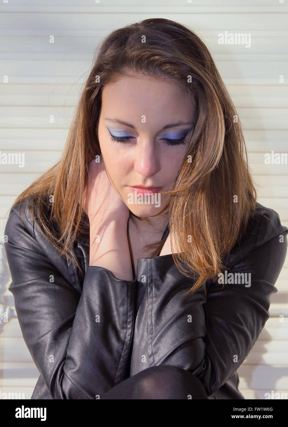 Preoccupato donna che guarda in basso Foto Stock