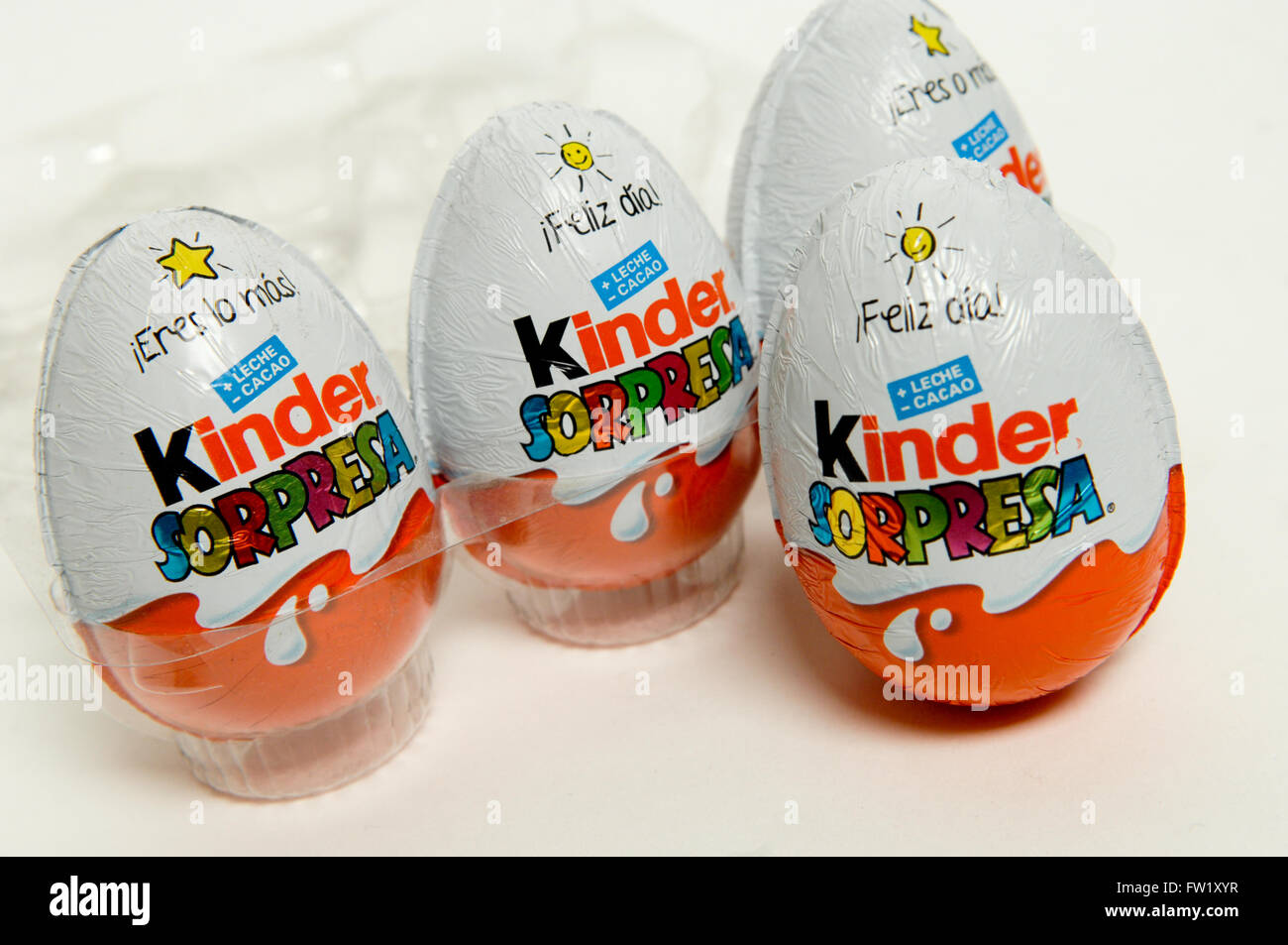 Kinder sorpresa, noto anche come un Uovo Kinder fabbricati dalla società italiana di Ferrero presi su sfondo bianco. Foto Stock
