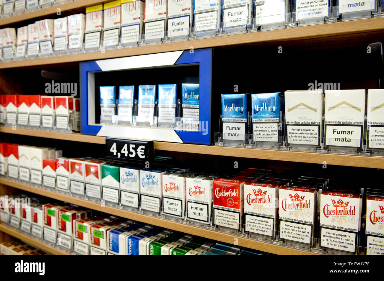 Selezione di sigarette in vendita in una tabaccheria. Foto Stock