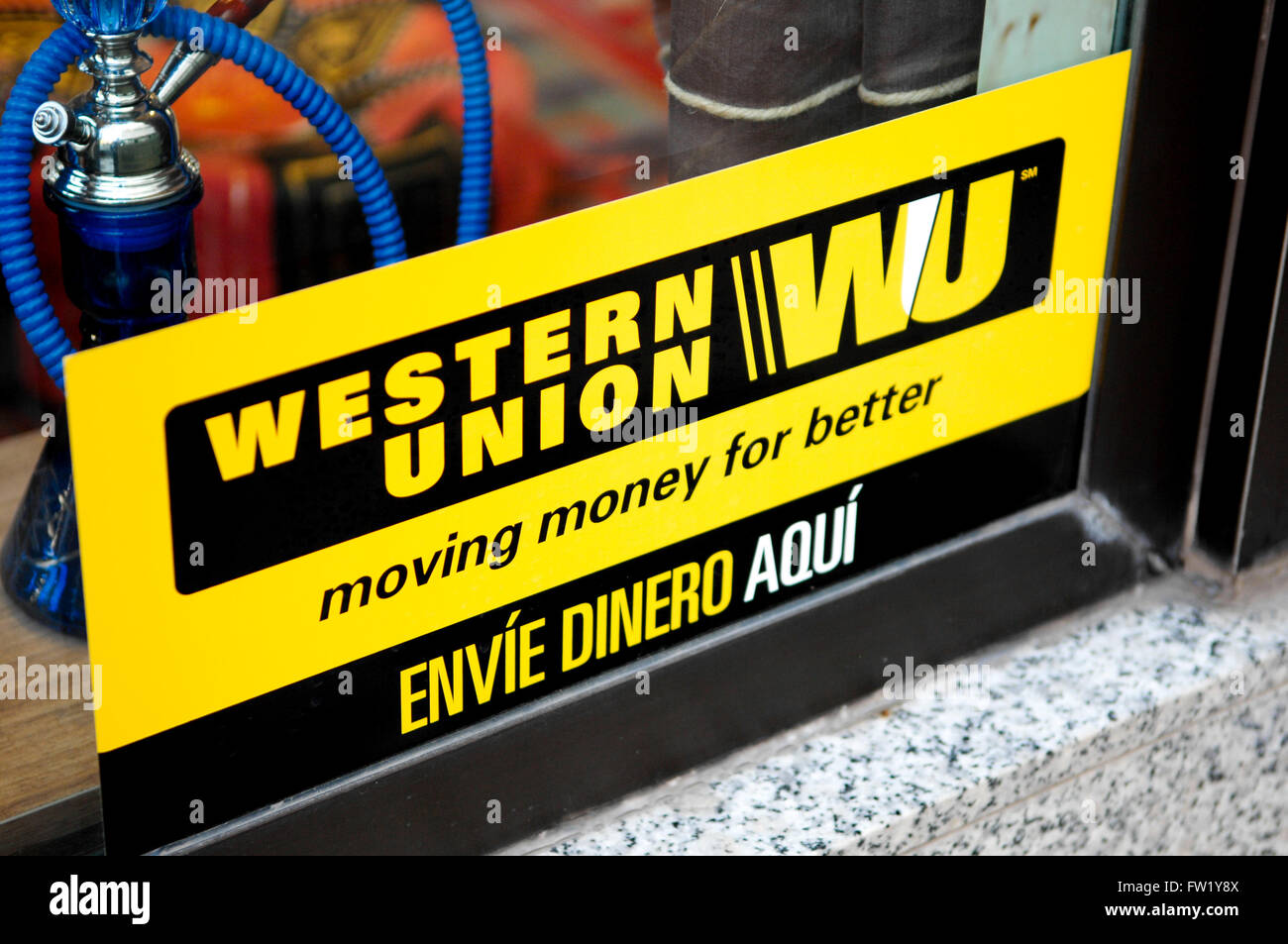 Western Union segno visualizzati nella finestra del negozio di tabacchi in Spagna. Foto Stock