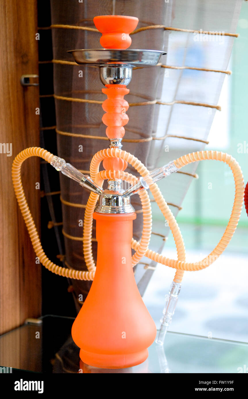 Tubo Shisha-Hookah,pneumatico tubo di acqua è un singolo o multi-strumento con gambo per vaporizzare e fumare tabacco aromatizzato Foto Stock