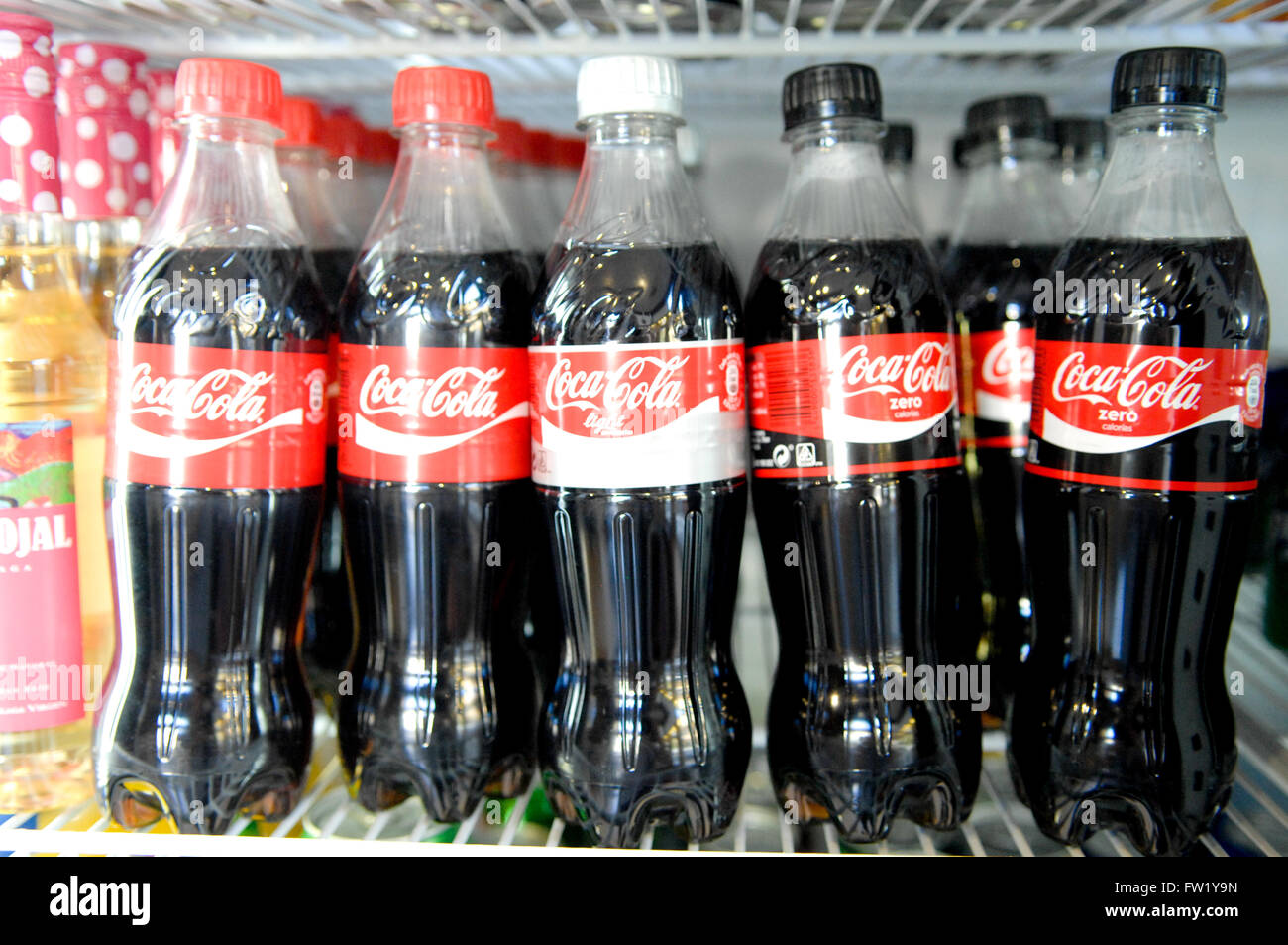 Bottiglie di Coca Cola in un frigo. Foto Stock