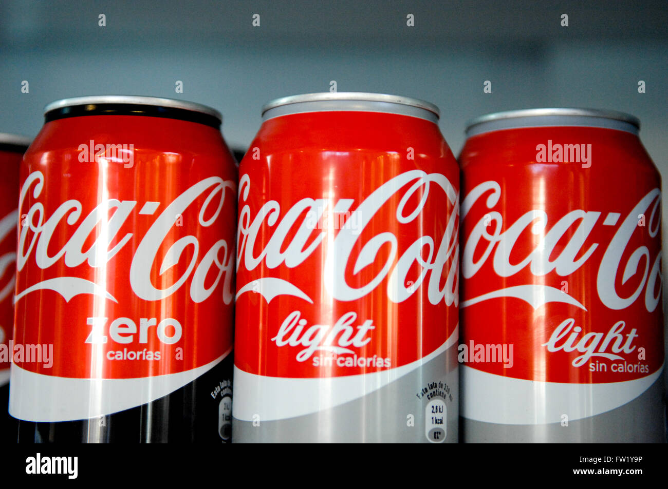 Close Up di Coca Cola lattine luce e zero. Foto Stock