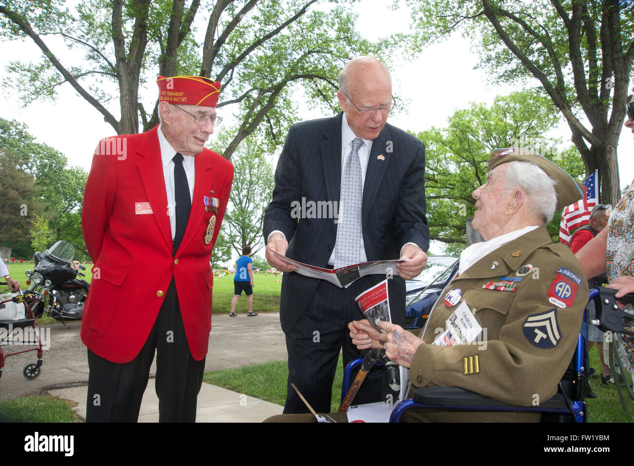 Topeka Kansas, Stati Uniti d'America, 26 maggio, 2014 noi. Il senatore Pat Roberts il repubblicano del Kansas colloqui con 99 anni veterano della Seconda guerra mondiale un caporale dell Esercito Charles Hamm che hanno servito nella 101ª Divisione aviotrasportata sapere come Screaming Eagles. Qui egli si mostra al senatore Roberts una foto di se stesso e il generale Dwight Eisenhower. In red coat sulla sinistra è ex Marine Caporale Jim Freel che ha servito con la quinta Divisione Marine ed era stato ferito lo sbarco su Iwo Jima. Freel è anche l'ex capo della polizia di Topeka. Credito: Mark Reinstein Foto Stock