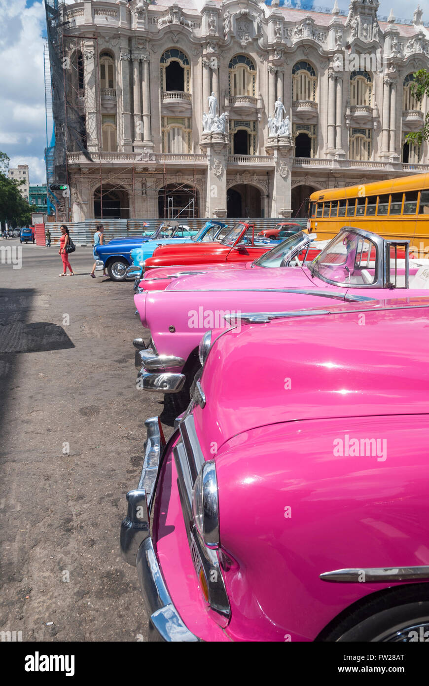 Vecchio vintage americano anni cinquanta vetture schierate per noleggio come i taxi e i veicoli per tour sul Prado nel centro di Avana Cuba Foto Stock