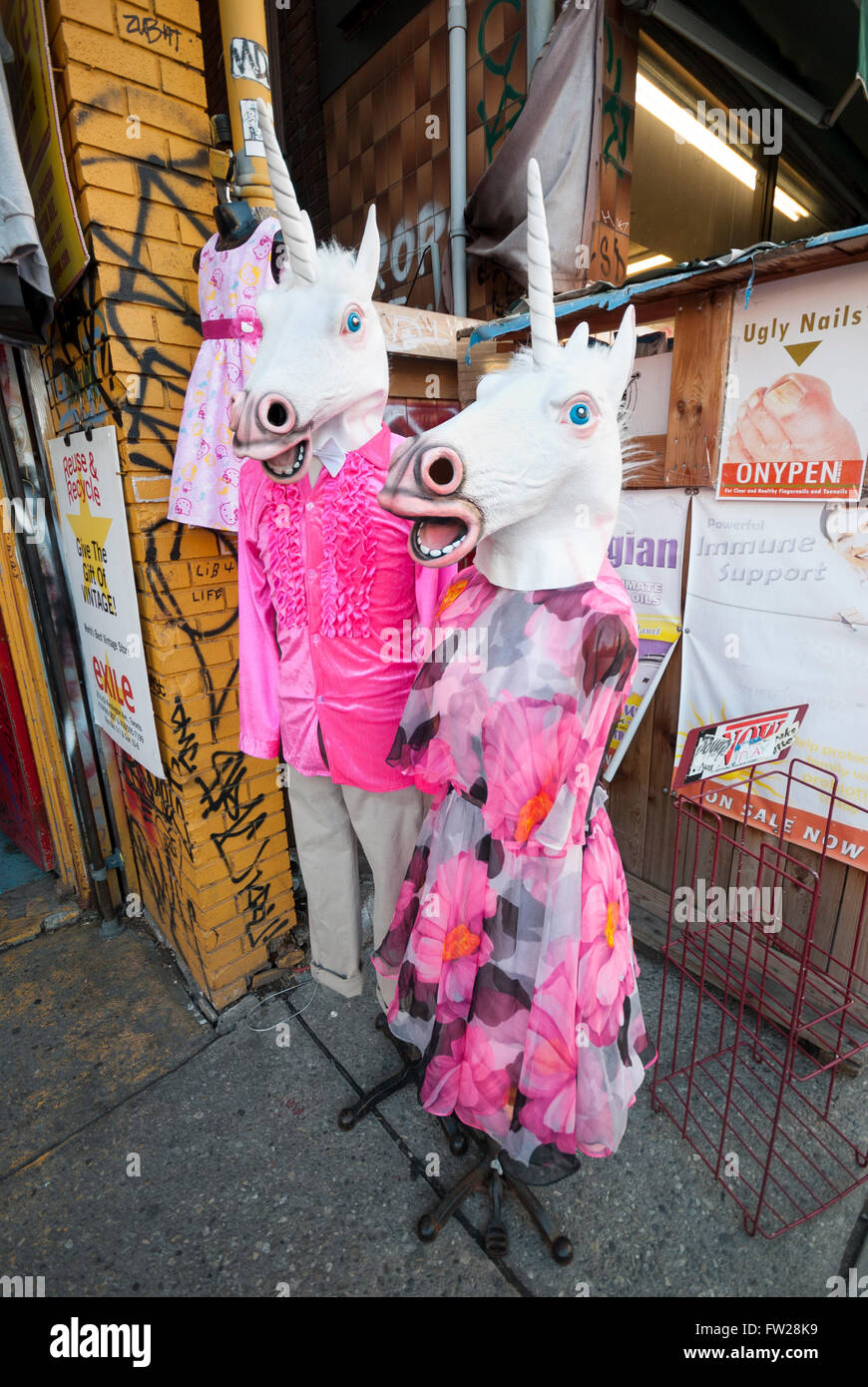 Esempi di abbigliamento vintage esposto su manichini con teste di unicorno fuori da un negozio di abbigliamento retrò a Kensington Market Toronto Canada. Foto Stock