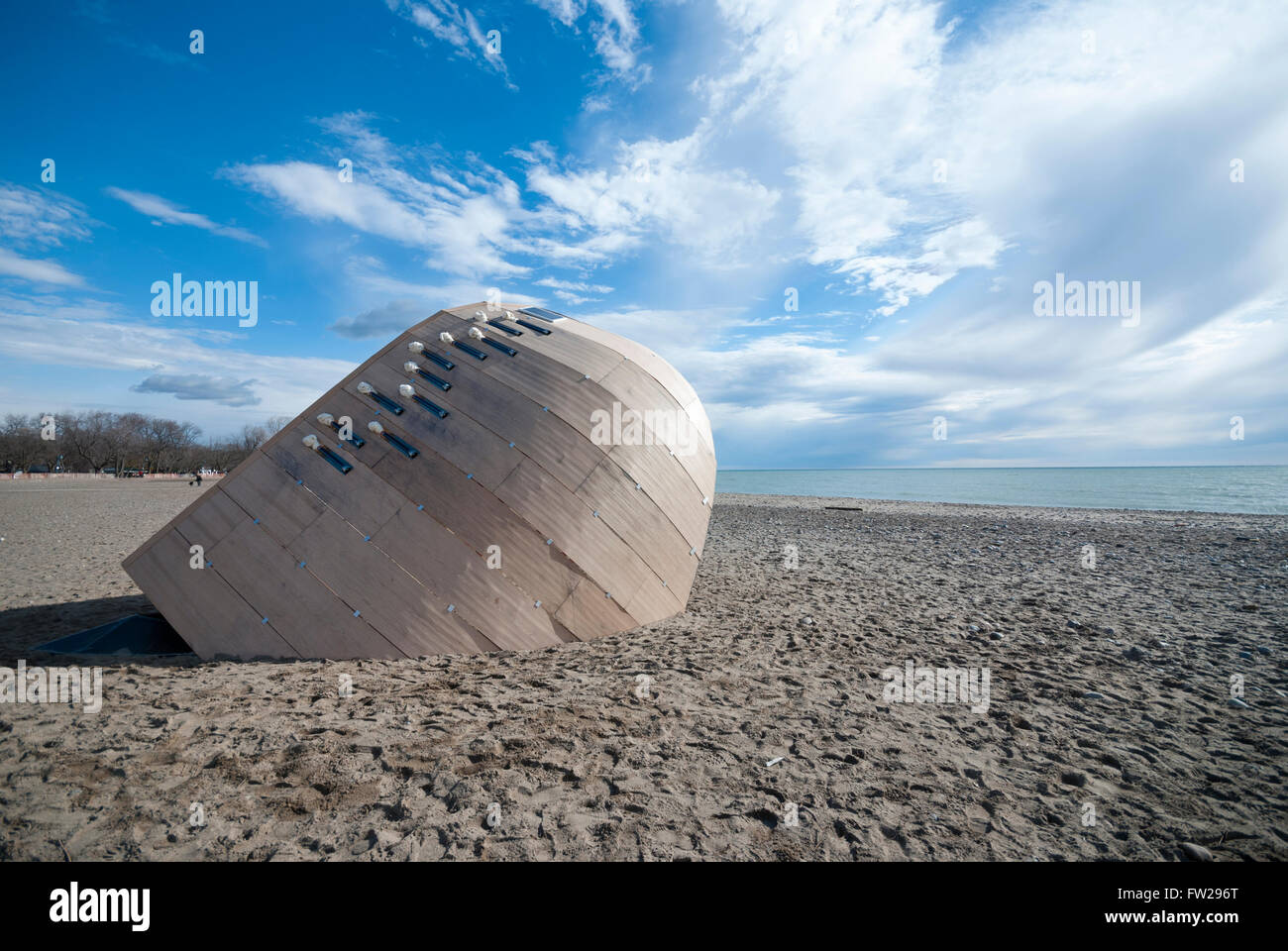 Uno dei cinque Toronto temporanea progetti artistici intitolato canoa vapore progettato per utilizzare lifeguard towers come stazioni di riscaldamento. Foto Stock