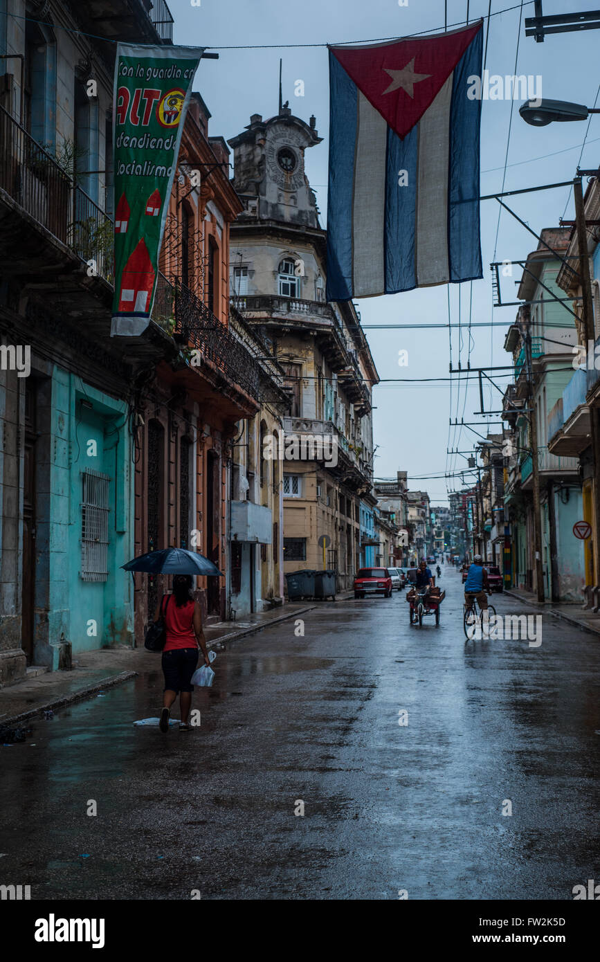 L'Avana, Cuba - Settembre 27, 2015: Classic city street view di colonial Havana, Cuba. La vita quotidiana nel vecchio quartiere di Havana. Foto Stock