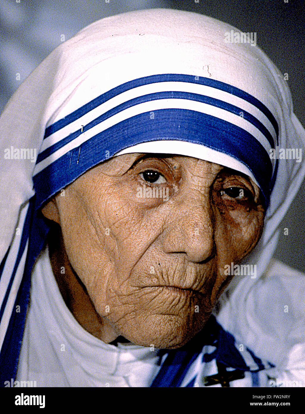 Washington, DC, Stati Uniti d'America, 10 luglio, 1986 Madre Teresa gli indirizzi del Consiglio Nazionale per la salute internazionale riunione di Washington DC. La beata Teresa di Calcutta, comunemente noto come Madre Teresa è stata una cattolica romana sorella religiosa e di missionario che ha vissuto la maggior parte della sua vita in India. Lei è nato oggi in Macedonia, con la sua famiglia essendo di discesa albanesi originari del Kosovo. Madre Teresa fondò la Congregazione delle Missionarie della Carità, una cattolica romana congregazione religiosa, che nel 2012 era costituito da oltre 4.500 suore ed è attiva in 133 paesi. Credito: Mark Reinstein Foto Stock