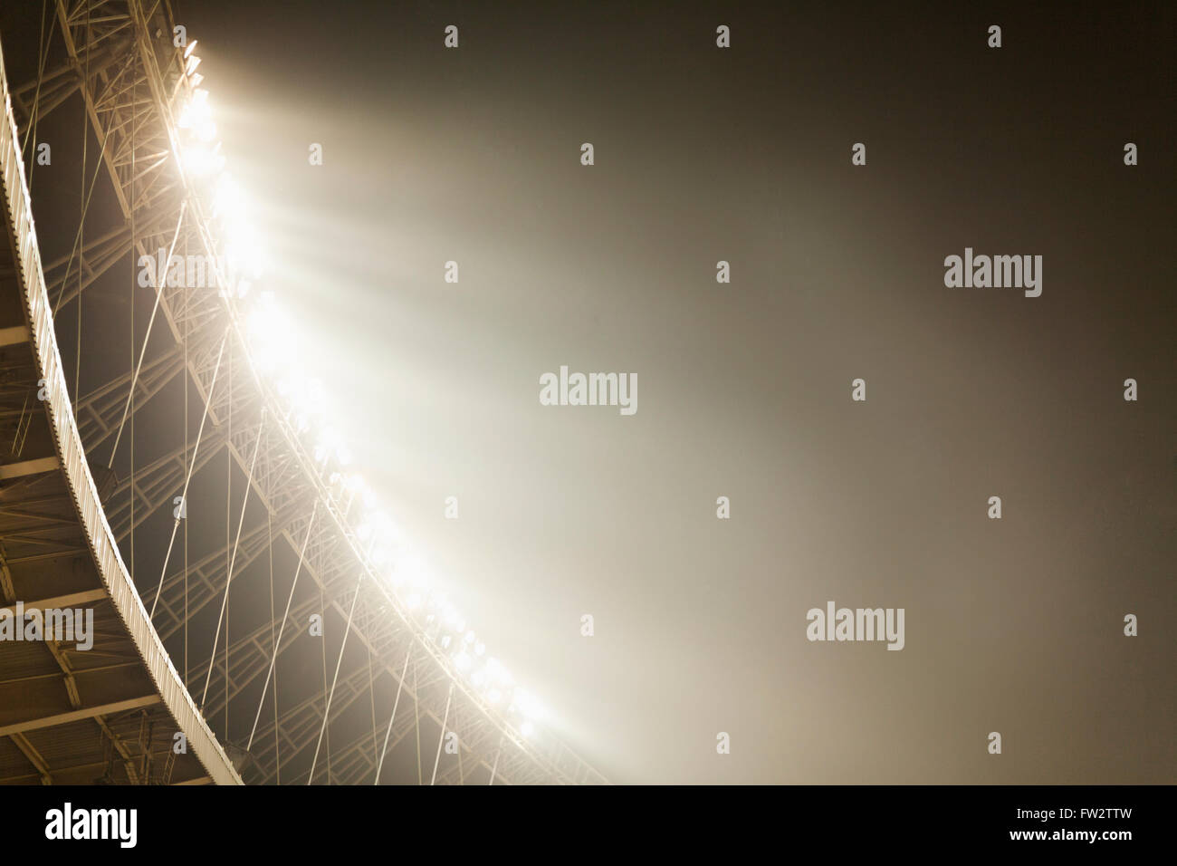 Vista di stadium si illumina di notte Foto Stock