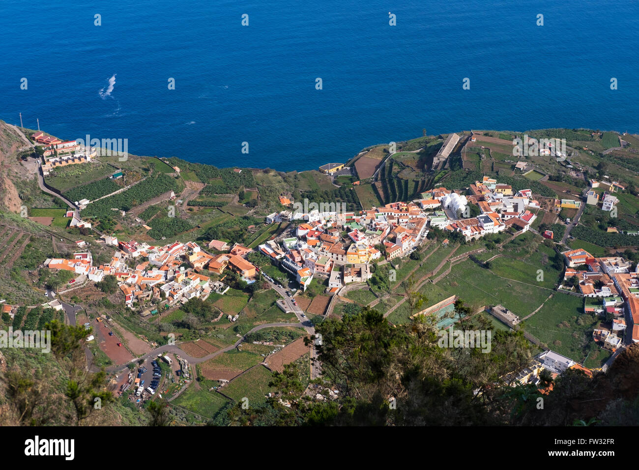 Agulo, come si vede dal punto panoramico Mirador de Abrante, La Gomera, isole Canarie, Spagna Foto Stock