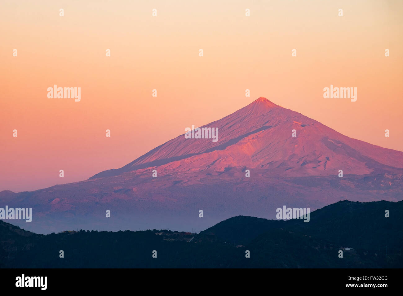 Il monte Vulcano Teide Tenerife al tramonto visto da Vallehermoso, La Gomera, isole Canarie, Spagna Foto Stock