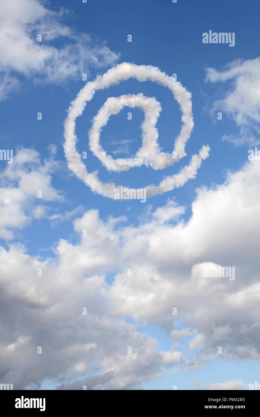 Il simbolo @ contro un cielo nuvoloso Foto Stock