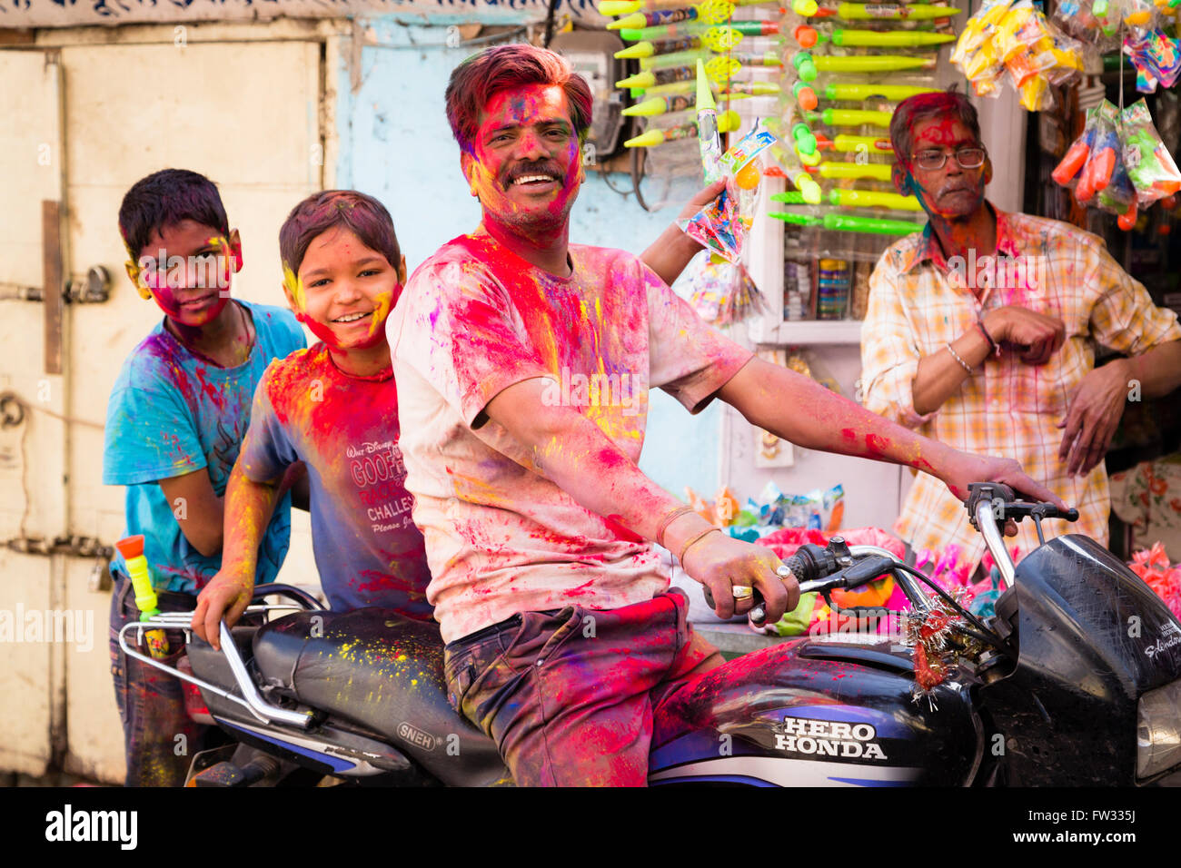 Holi festival indù, celebrare l'inizio della primavera, gettandosi acqua colorata e gulal polvere, Udaipur, Rajasthan, India Foto Stock
