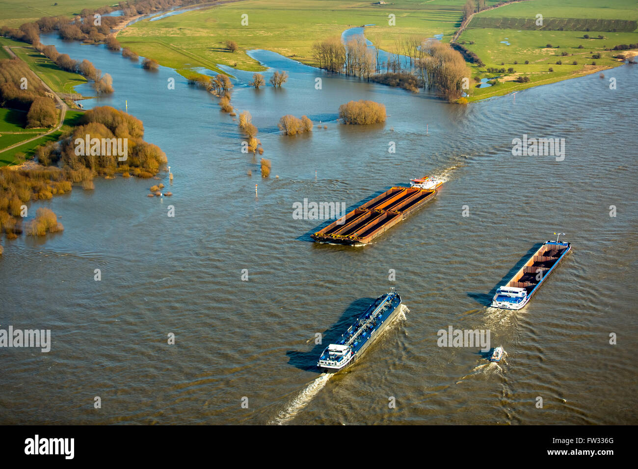 Vista aerea, navi da carico sul Reno durante le inondazioni, towboat, rosso merci pericolose nave cargo bulk carrier, Kalkar Foto Stock