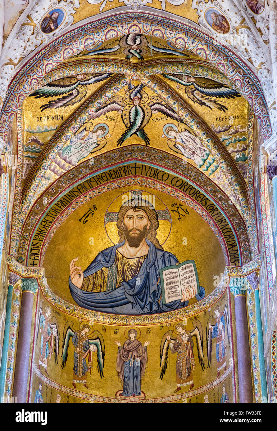 Cristo Pantocratore mosaico in stile bizantino, presbiterio del Santissimo Salvatore cattedrale, la cattedrale di Cefalù, Cefalù Foto Stock