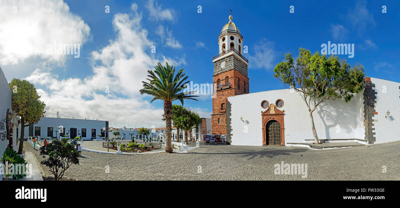Plaza de la Constitucion e Iglesia de Nuestra Senora de la chiesa di Guadalupe, Teguise, Lanzarote, Isole canarie, Spagna Foto Stock