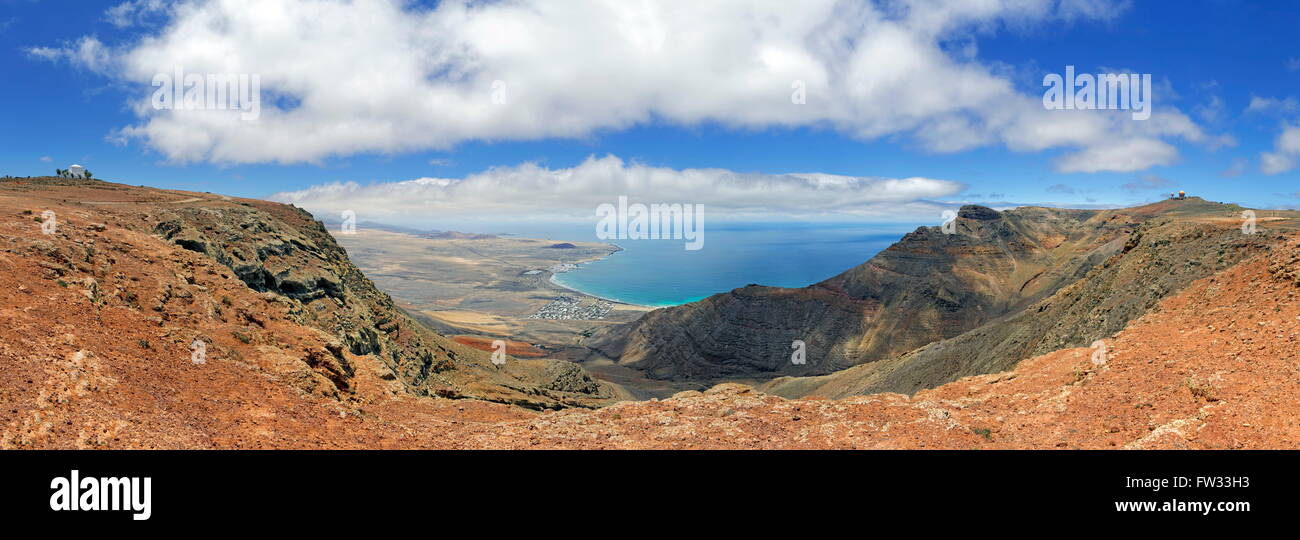 Vista da Ermita de las Nieves a Caleta de Famara, Teguise, Lanzarote, Isole canarie, Spagna Foto Stock