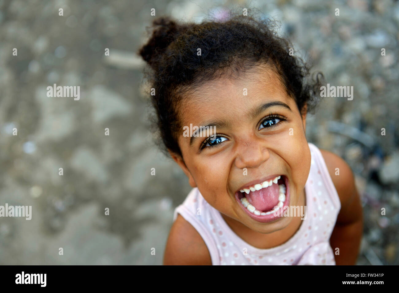 Ragazza ridere, 3 anni, in favela, Favela 21 de Abril, São Paulo, Brasile Foto Stock