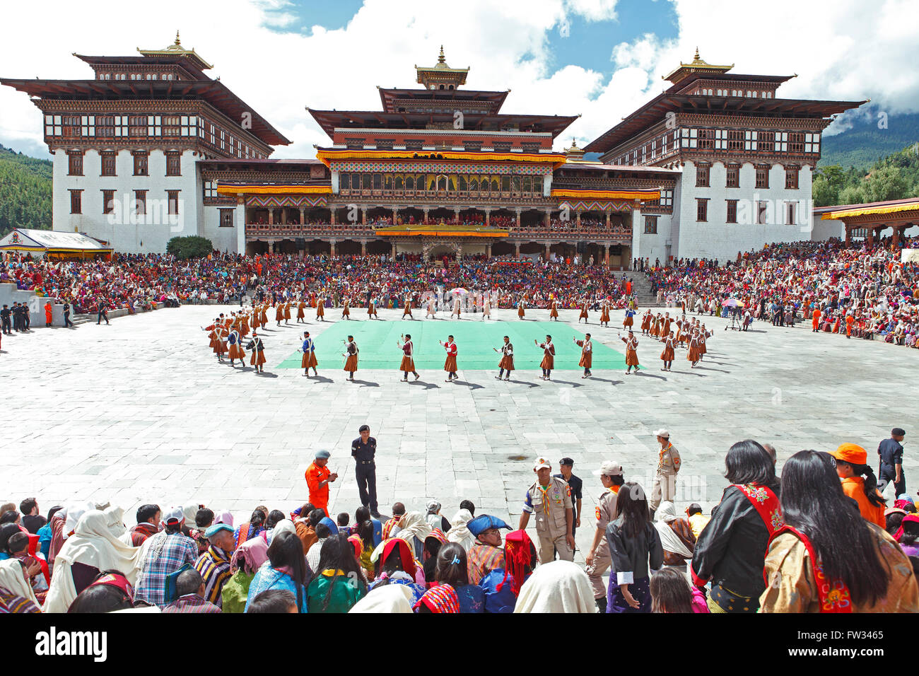 Ballerini e spettatori a Tashichho Dzong monastero festival, Thimphu Bhutan Foto Stock