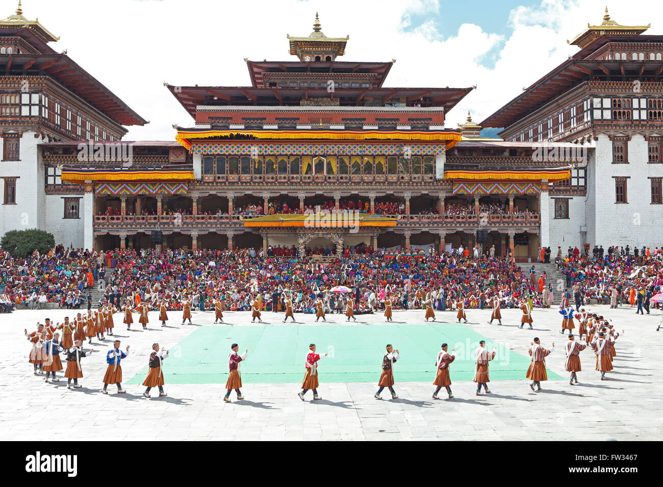 Ballerini e spettatori a Tashichho Dzong monastero festival, Thimphu Bhutan Foto Stock