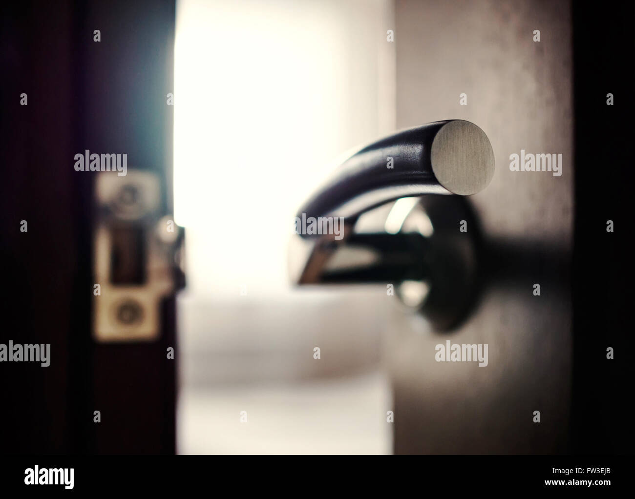 Un close-up della porta e la maniglia della porta, la profondità di campo. Foto Stock