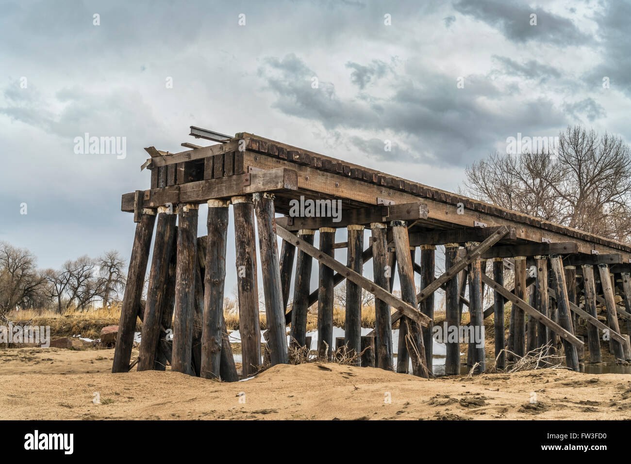 Ferrovia traliccio in legno distrutto dalle inondazioni del fiume - St Vrain Creek vicino a Platteville, Colorado Foto Stock