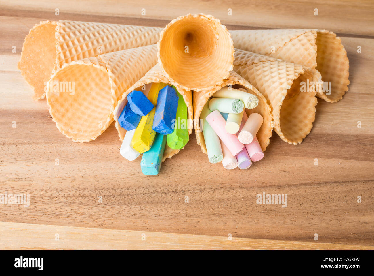 Gessi pastello in coni su sfondo di legno Foto Stock
