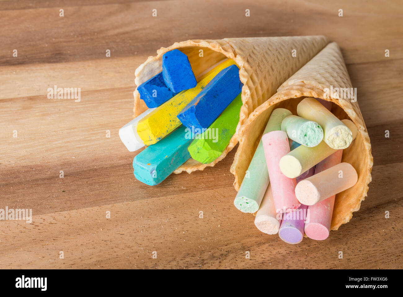 Close up del pastel chalks in coni su sfondo di legno Foto Stock