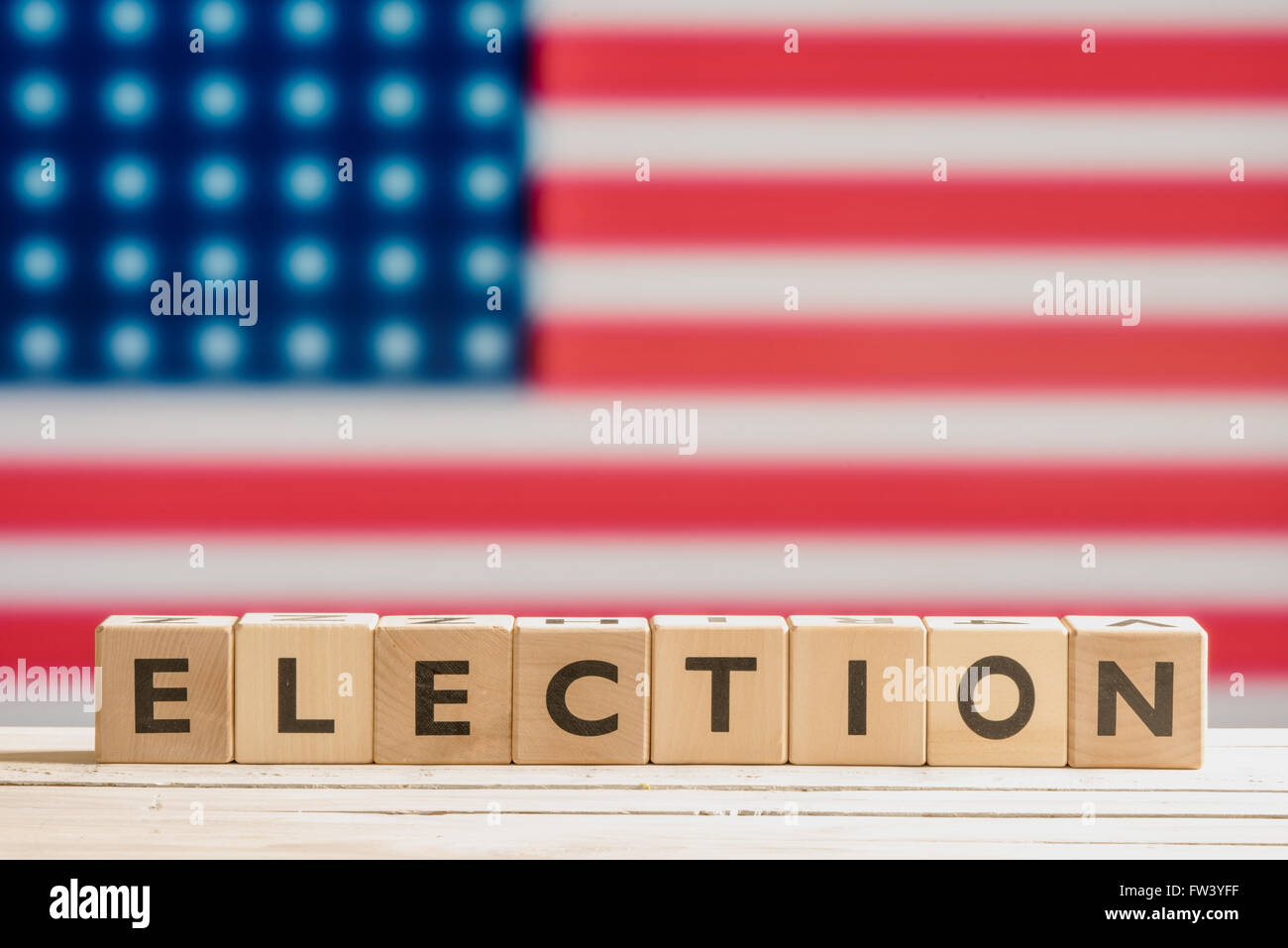 Elezione segno su una tabella con la bandiera americana Foto Stock