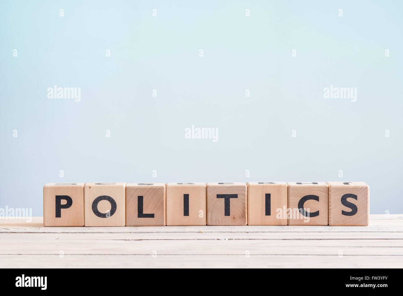 Segno di politica fatta di cubi di legno su uno sfondo blu Foto Stock