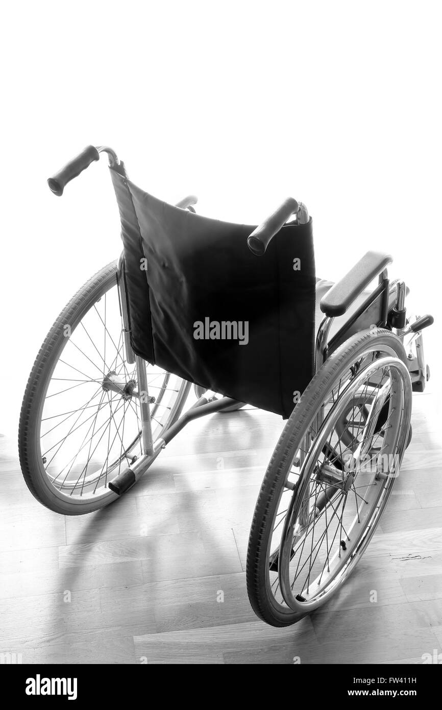 Leggero e moderno sedia a rotelle per aiutare le persone disabili a piedi Foto Stock