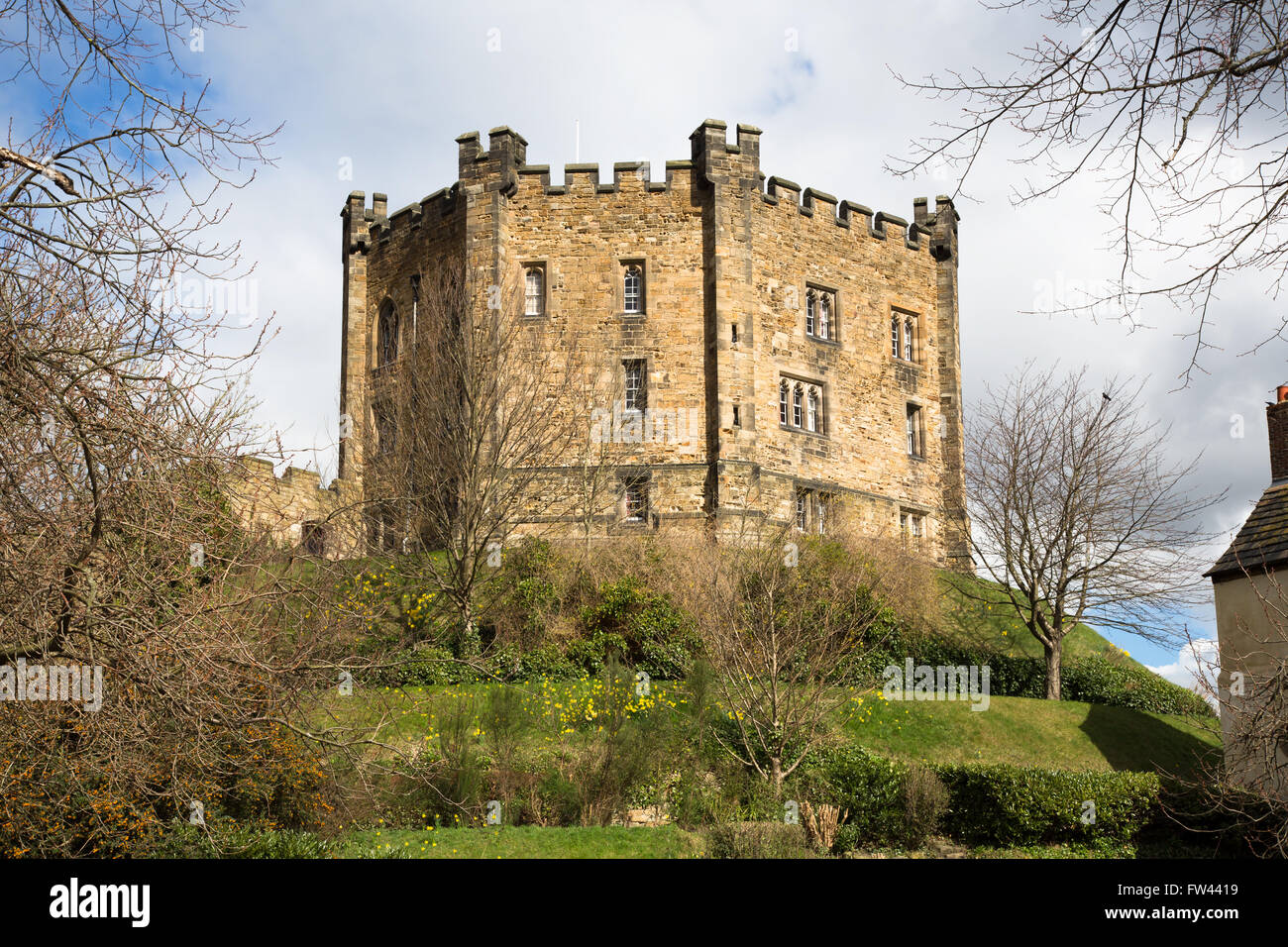 Una vista del castello di Durham mantenere dal palazzo verde sul fiume della penisola di usura, Durham City, Inghilterra Foto Stock