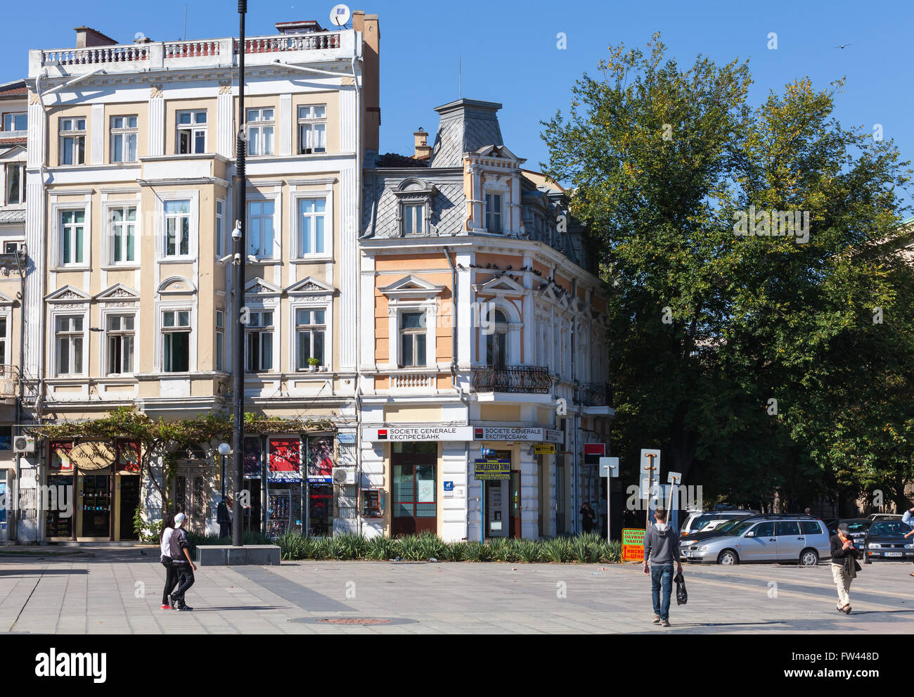 Ruse, Bulgaria - 29 Settembre 2014: Street view con i normali cittadini a piedi sulla piazza della città Foto Stock